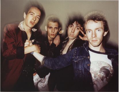 Portrait of the punk band The Clash, in whose lyrics Joe Strummer displayed broad political concerns. 