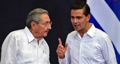 Enrique Pena Nieto recibe a Raúl Castro en Mérida.