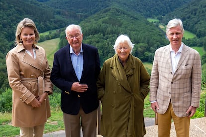 En el centro, los reyes eméritos Paola y Alberto de Bélgica con, a la derecha, su hijo, el actual rey Felipe y, a la izquierda, la esposa de este, la reina Matilde, en Luxemburgo en junio de 2020.