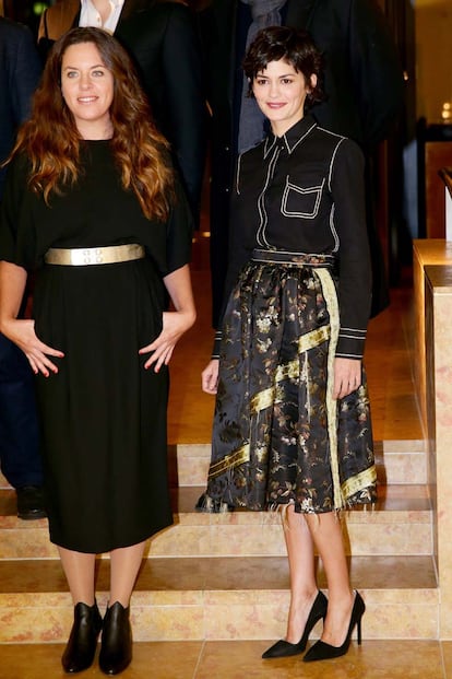 Audrey Tautou no faltó al Berlinale. En la imagen, posando junto a Claudia Llosa, lució una mezcla un tanto complicada de tejido vaquero y estampado floral.