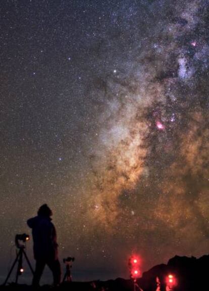 Contemplando estrellas en el parque nacional de la Caldera de Taburiente, en la isla canaria de La Palma.