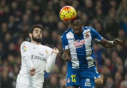 Isco y Diop luchan por controlar un balón.