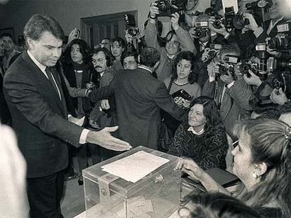 El ex jefe del Ejecutivo Felipe González, tras entregar su papeleta en el referéndum sobre la permanencia de España en la OTAN, en 1986.