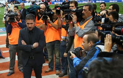 Gran expectación de los medios de comunicación alrededor de Diego Simeone al inicio del encuentro.