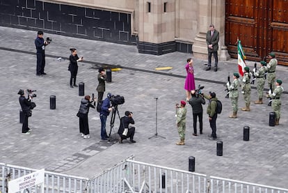 Claudia Sheinbaum ofrece un saludo a los militares en las puertas de Palacio Nacional. 