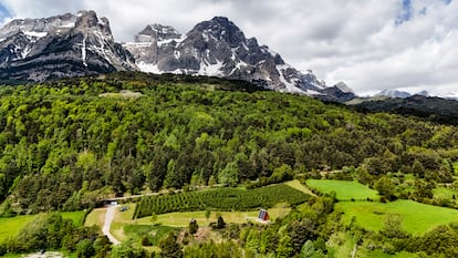 El Laberinto de los Pirineos se encuentra en pleno valle de Tena, con vistas maravillosas a la Peña Telera.