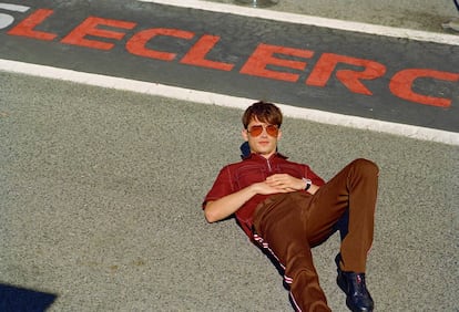 El piloto monegasco posa en exclusiva para ICON con polo con cremallera Hermès, pantalones Calvin Klein 205w39nyc, zapatillas Prada y gafas Carrera.