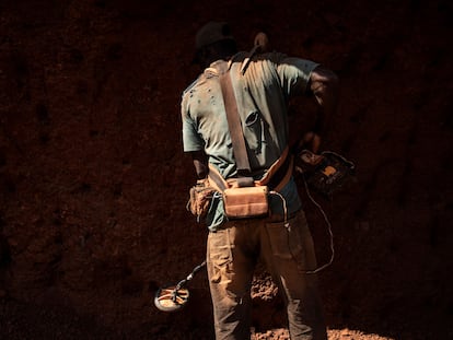 Omar usa un detector para buscar metal en la mina de oro de Karakaene, el 1 de febrero de 2023, que tiene uno de los sitios de extracción de oro artesanal más grandes del sureste de Senegal, cerca de la frontera con Malí.