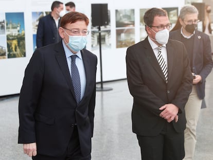 El presidente de la Generalitat, Ximo Puig (i) , junto al Secretario General de industria del Ministerio de Industria, Raúl Blanco, asiste a la presentación de la Alianza Valenciana de Baterías.