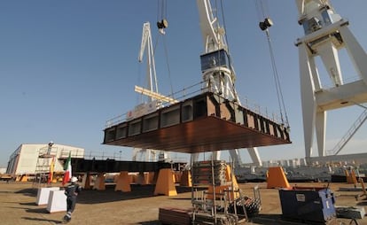 Colocaci&oacute;n de la quilla del flotel en el astillero de Ferrol.