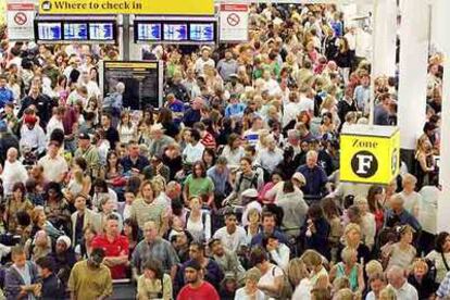 Pasajeros afectados por los retrasos y cancelaciones de vuelos en el aeropuerto de Gatwick, próximo a Londres.