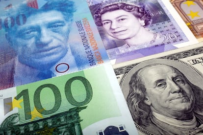 Billetes de euro, dólar, libra esterlina y franco suizo.