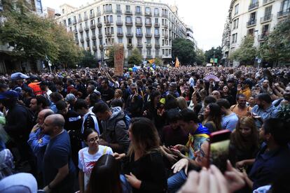 Centenares de personas se congregan en Barcelona durante el séptimo día de protestas por la sentencia del 'procés', en Barcelona este domingo.