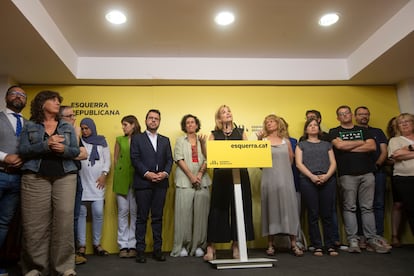 La portavoz de Esquerra, Raquel Sans (tras el atril), junto a la secretaria general del partido, Marta Rovira; el presidente de la Generalitat en funciones, Pere Aragonés, y otros miembros de la ejecutiva en la rueda de prensa tras su reunión del lunes en Barcelona.