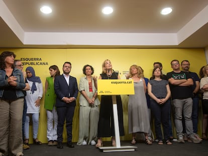 La portavoz de Esquerra, Raquel Sans (tras el atril), junto a la secretaria general del partido, Marta Rovira; el presidente de la Generalitat en funciones, Pere Aragonés, y otros miembros de la ejecutiva en la rueda de prensa tras su reunión del lunes en Barcelona.