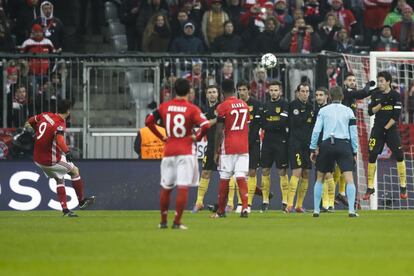 Robert Lewandowski, de falta hace el rimer gol de su equipo.