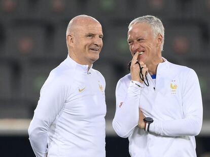 Didier Deschamps habla con su asistente Guy Stephan durante el entrenamiento de Francia previo a la final.