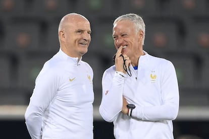 Didier Deschamps habla con su asistente Guy Stephan durante el entrenamiento de Francia previo a la final.