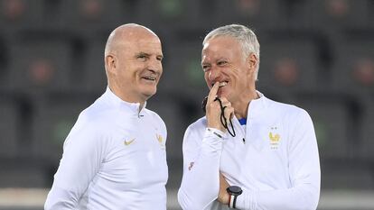 Didier Deschamps habla con su asistente Guy Stephan durante el entrenamiento de Francia previo a la final.