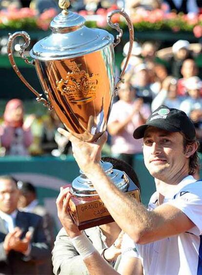 Ferrero levanta el trofeo de torneo de Casablanca.