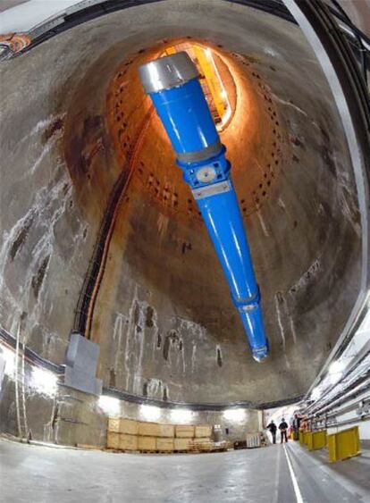 Uno de los imanes del acelerador LHC, durante su instalación.