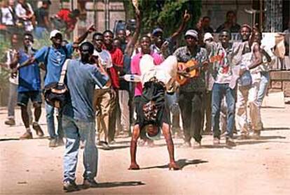 Un grupo de subsaharianos canta y baila para matar el tiempo en la plaza de Ramon Berenguer.