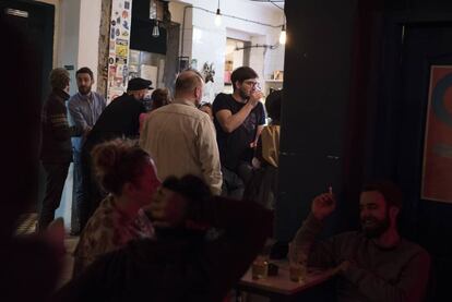 Jóvenes serbios en el U-Turn, un bar abierto en el interior de una antigua fábrica de cerveza de Belgrado