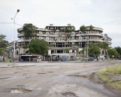 Aquí se encuentra el Gran Hotel Beira. Hoy es un asentamiento ilegal poblado por 1.800 personas, sin ventanas, baños, ni luz, tan agrietado y húmedo que parece que vaya a derrumbarse de repente. Y sin embargo, nació como una joya del Art Déco.