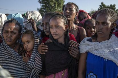 Mujeres desplazadas que huyeron de la región de Tigray en Etiopía esperan recibir ayuda cerca del cruce fronterizo de Lugdi, en el este de Sudán.