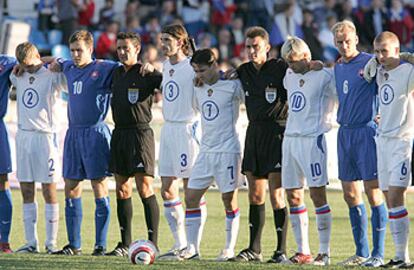 Los jugadores de Rusia y Eslovaquia guardan un minuto de silencio en memoria de las víctimas de Osetia.