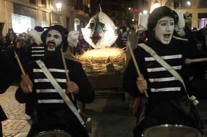 Un momento de la celebración del Entierro de la Sardina, que ha puesto fin al Carnaval de Bilbao.
