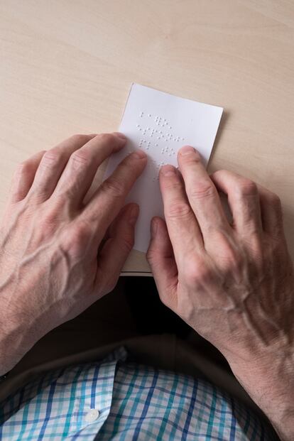Alberto Daudén lee una nota escrita en braille.