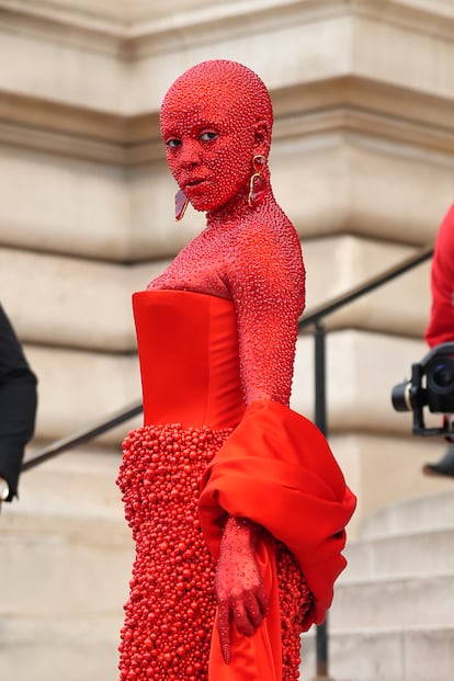 Otra de las invitadas que más ha sorprendido con su atrevido 'look' ha sido la cantante Doja Cat, quién se ha enfundado 30.000 cristales de Swarovski durante cinco horas de trabajo. Bajo el nombre Infierno Couture, inspirado en el infierno de Dante, la firma Schiaparrelli ha vestido a sus invitadas con los atuendos más llamativos del día y de los que más se ha hablado. 