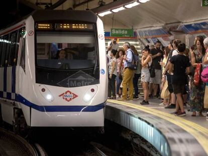 Un tren llega al andén repleto de viajeros de la estación de metro de Sol. 
 