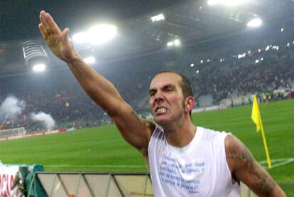 El jugador del Lazio, Paolo Di Canio hace el saludo fascista a los aficionados del Olímpico de Roma.