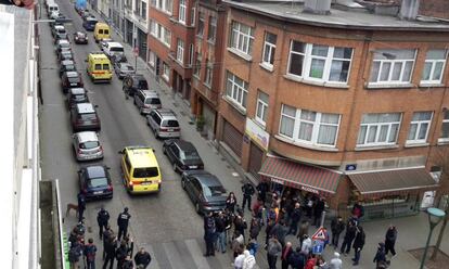 L'operació es produeix hores després que la fiscalia belga desvetllés que el terrorista va passar per l'apartament del barri de Forest, a la capital belga, en el qual dimarts es va produir un tiroteig en una batuda antigihadista. En la imatge, dos vehicles d'emergència circulen per un carrer bloquejat.