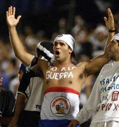 Un aficionado muestra su oposición a la guerra durante un partido de la Copa Libertadores de fútbol celebrado en Paraguay.