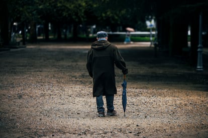 Un pensionista pasea por el parque de la Alameda, en Santiago de Compostela.