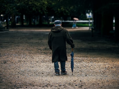 Un pensionista pasea por el parque de la Alameda, en Santiago de Compostela.