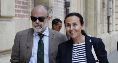 Pilar de la Oliva, ayer a su llegada a la sede del TSJCV junto al juez José Flors.