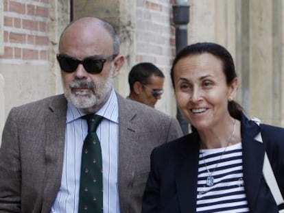 Pilar de la Oliva, ayer a su llegada a la sede del TSJCV junto al juez Jos&eacute; Flors.