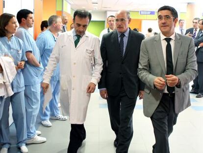 El 'lehendakari' Patxi López, a la derecha, junto con Rafael Bengoa y el director general del hospital de Basurto, Julen Ballesteros.