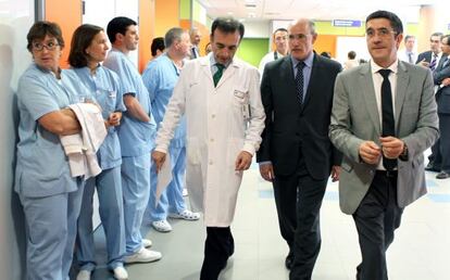 El 'lehendakari' Patxi López, a la derecha, junto con Rafael Bengoa y el director general del hospital de Basurto, Julen Ballesteros.