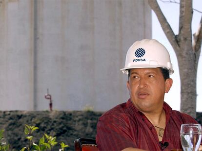 El presidente de Venezuela, Hugo Chávez, tocado con un casco de la compañía estatal petrolera.