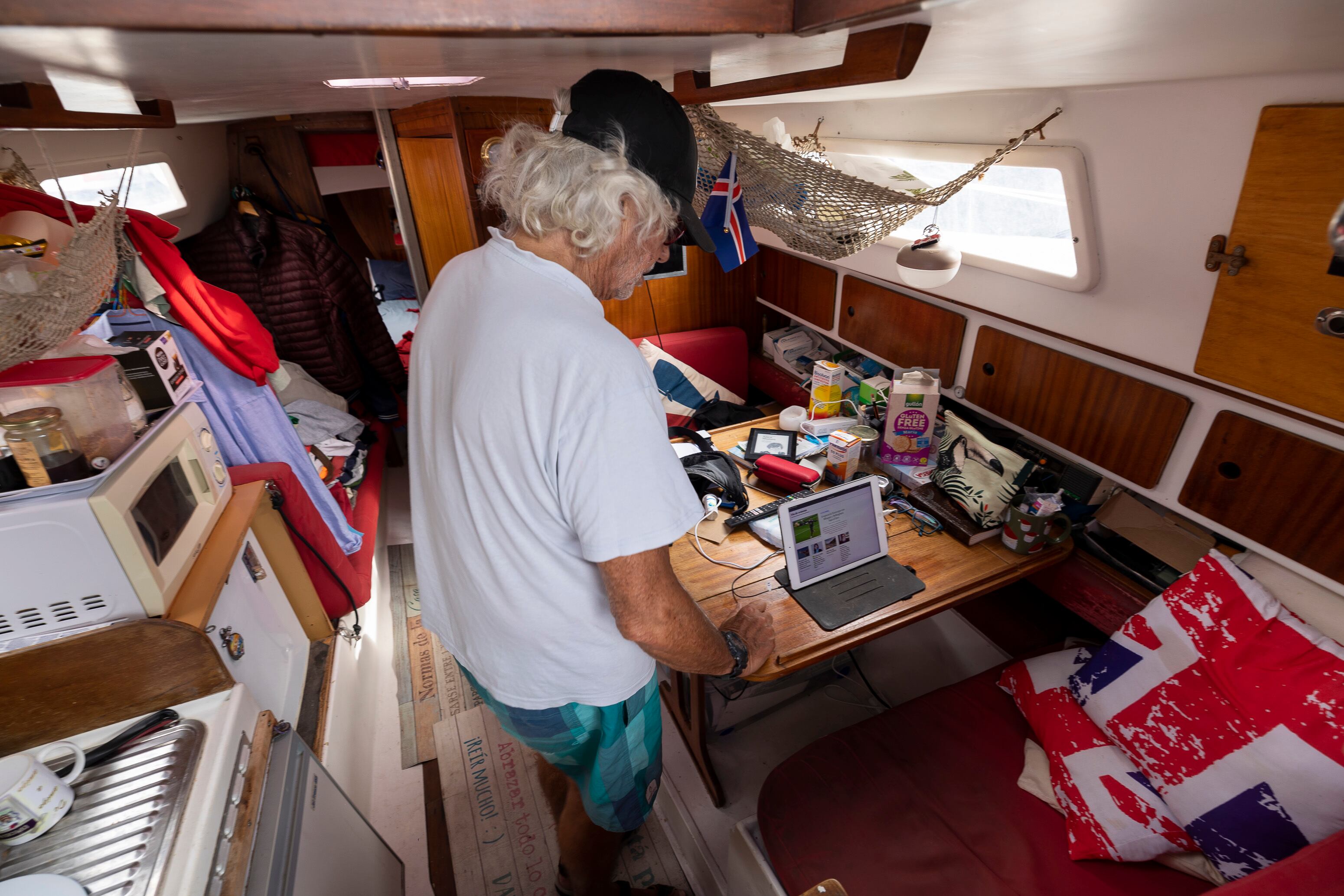 El interior del barco en el que vive el periodista jubilado Rafael en el muelle deportivo de Las Palmas de Gran Canaria.