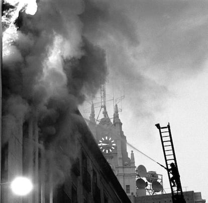 El incendio de los dos edificios de Almacenes Arias, situados en la céntrica calle madrileña de la Montera, se desencadenó en la tercera planta de los almacenes y durante las labores de extinción, ya durante la madrugada, una parte de la estructura metálica se desplomó y atrapó a 10 bomberos. En la imagen, un bombero trata de apagar el incendio del edificio de los Almacenes Arias, en la calle de la Montera de Madrid, el 4 de septiembre de 1987.