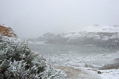 La costa de Cartagena se vio cubierta el jueves por un manto blanco. En lugares como el Cabo de Palos o La Manga hacía décadas que no nevaba. (PABLO BUITRAGO)