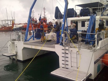 Miembros de Oceana embarcan en el 'B/O'.
