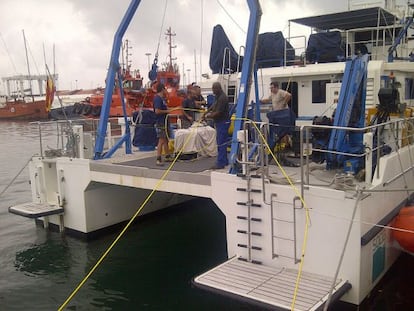 Miembros de Oceana embarcan en el &#039;B/O&#039;.