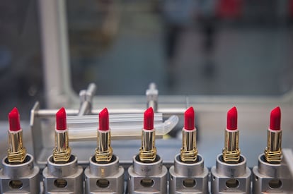 Varios labiales en mitad del proceso de fabricación en una de las instalaciones de L'Oréal en Ormes (Francia).